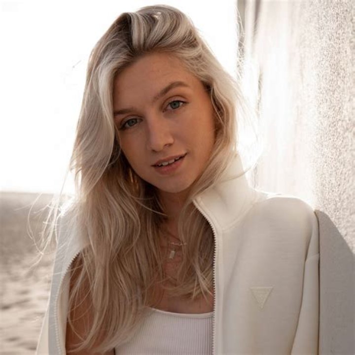 Anna Sitar- Net Worth, Bio, Age, Boyfriend, Height, Tik Tok, Career